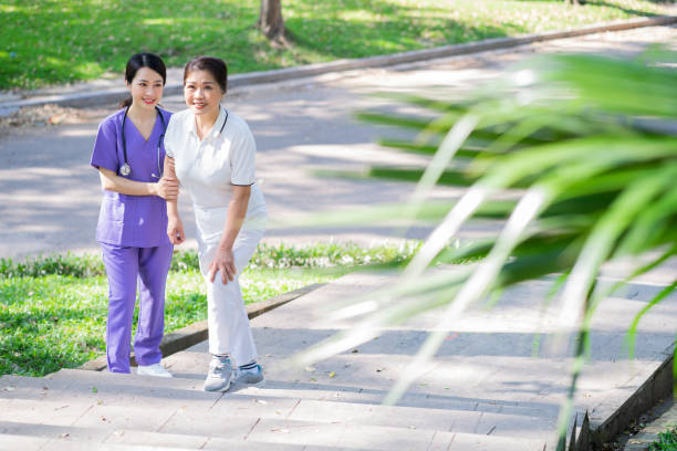 Nhân viên chăm sóc người cao tuổi chuyên nghiệp