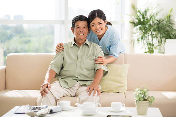 Nhân viên chăm sóc người bệnh tận tâm - Gia Hoàng