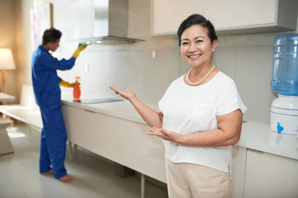 Nhân viên giúp việc đang dọn dẹp phòng khách